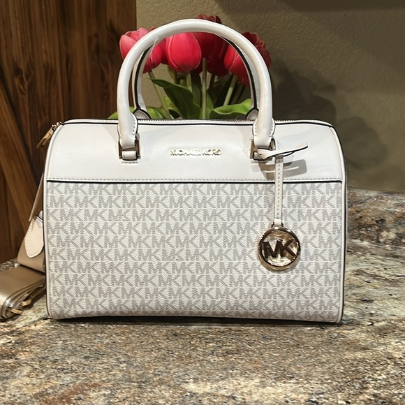Michael Kors NWT Medium Duffle Satchel Crossbody Bag Travel Vanilla - Picture 1 of 8